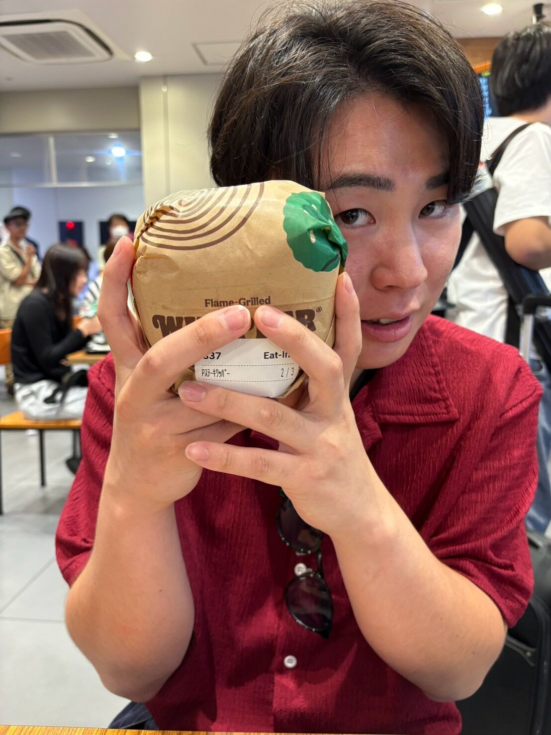 左からもチラッ
