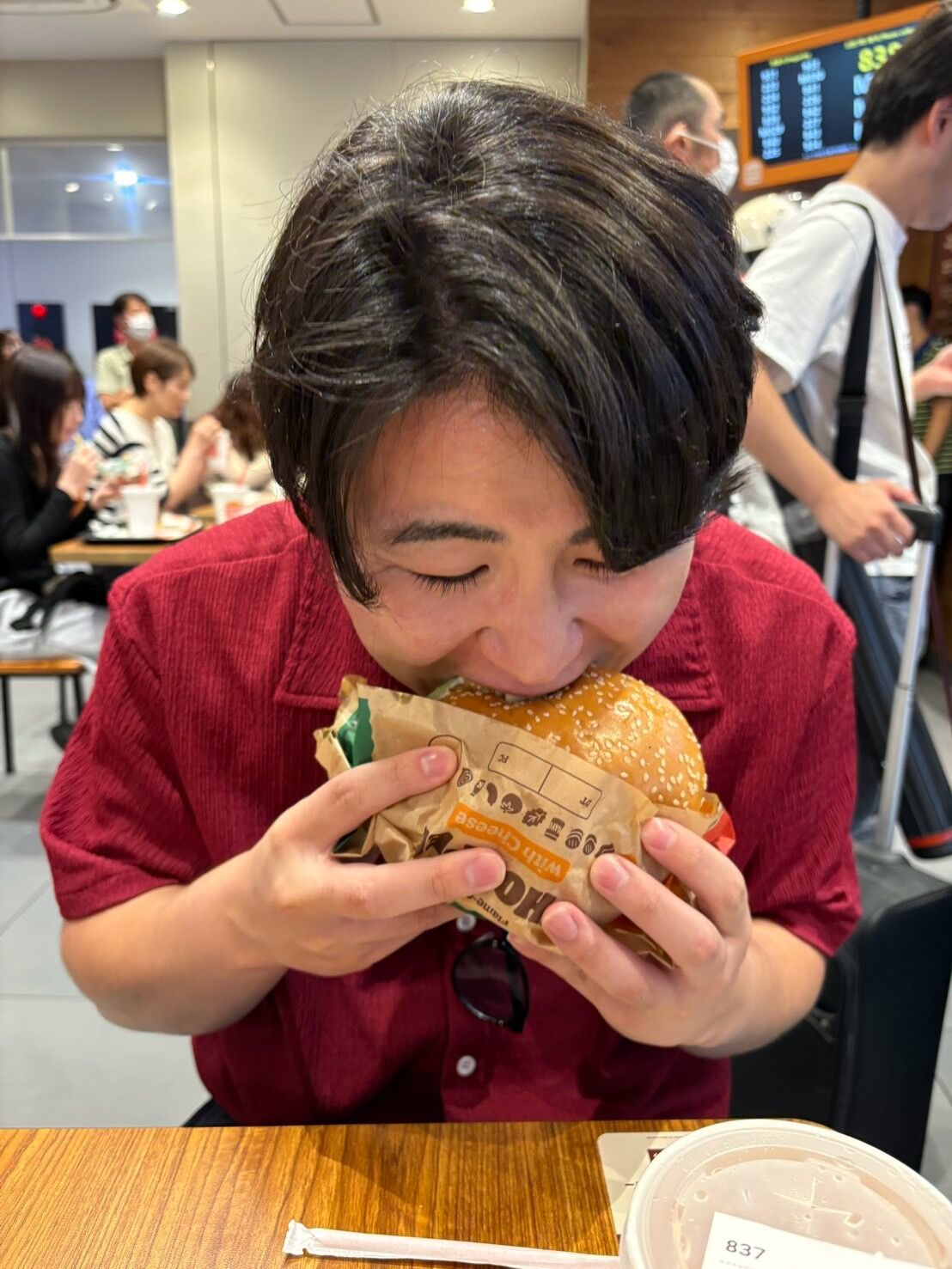 豪快にかぶりつく